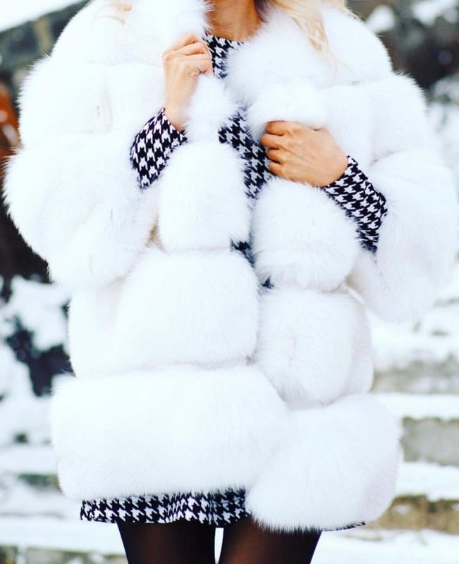 Fille dans un manteau de fourrure blanche