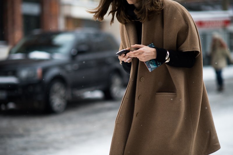 Fille en manteau à manches courtes oversize