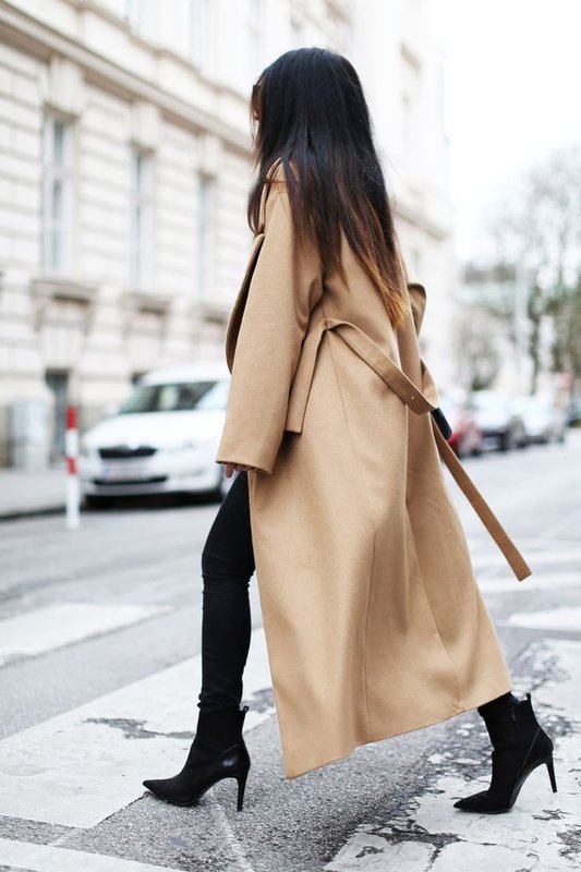 Pardessus beige avec des leggings