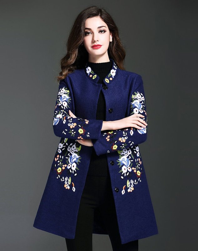 Manteau bleu avec broderie