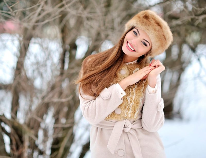 Fille en manteau