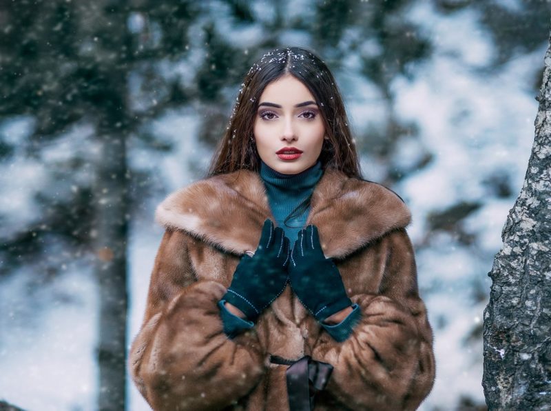 Fille dans un manteau de fourrure