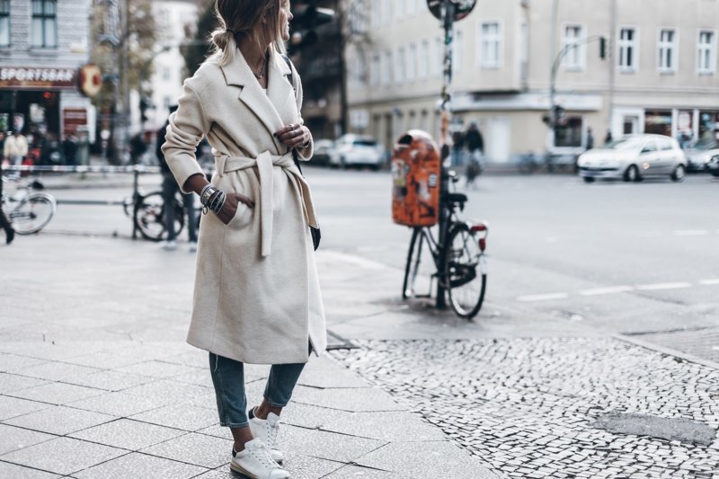 Fille en manteau allongé