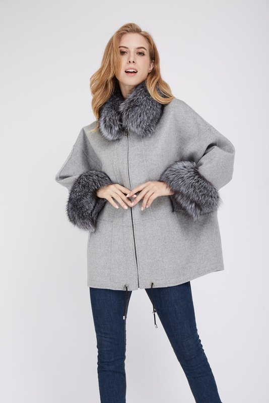 Manteau gris avec fourrure au col et aux poignets