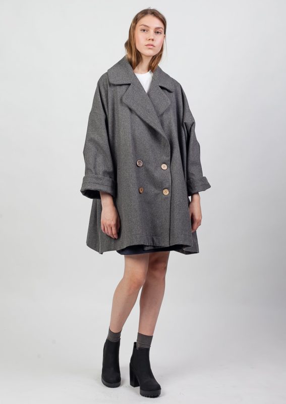 Fille en manteau oversize