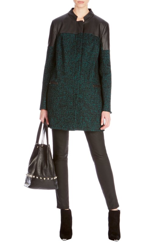 Manteau en tweed vert avec des accents de cuir noir