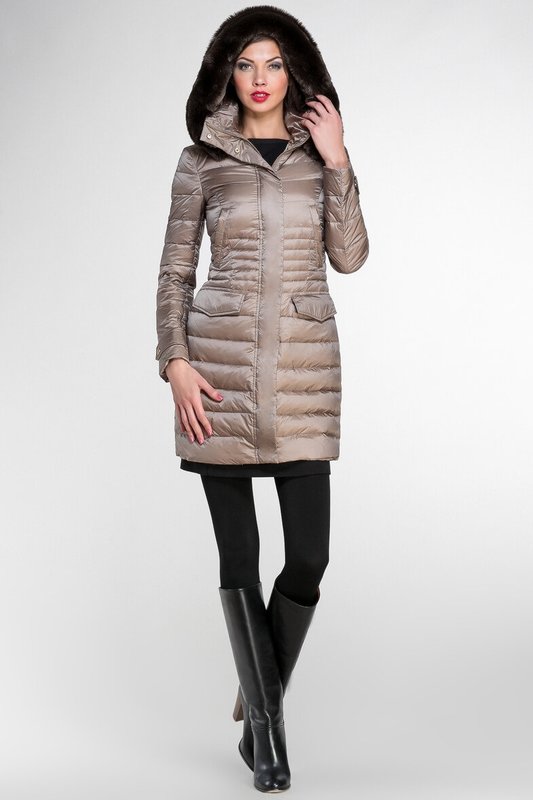 Manteau beige matelassé avec fourrure sur la capuche