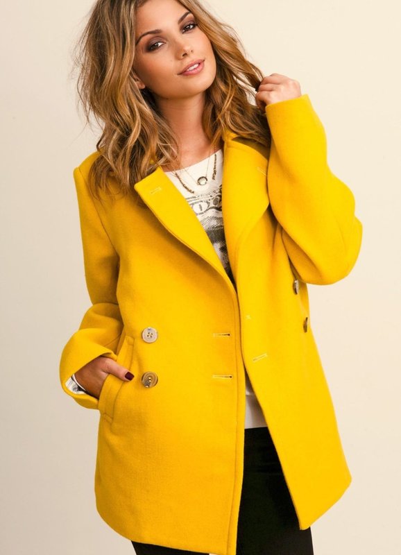 Fille en manteau jaune