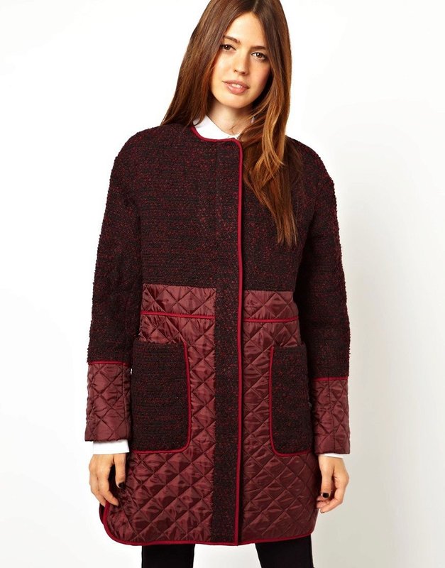 Manteau bordeaux avec empiècements matelassés aux manches et à la base