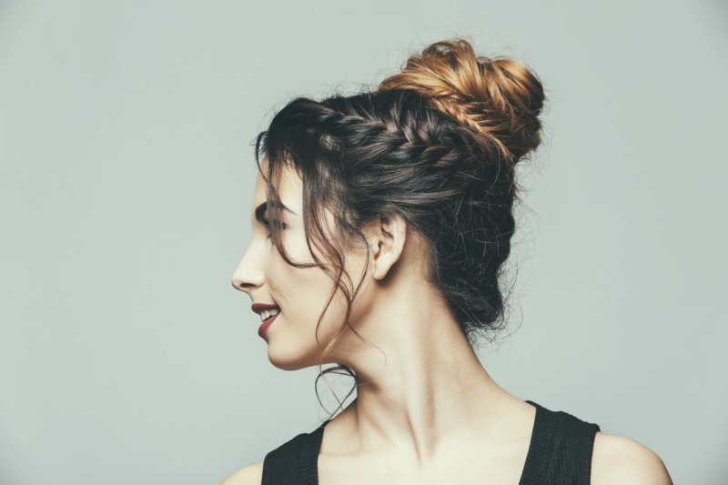 Fille avec un chignon et une faux sur le côté