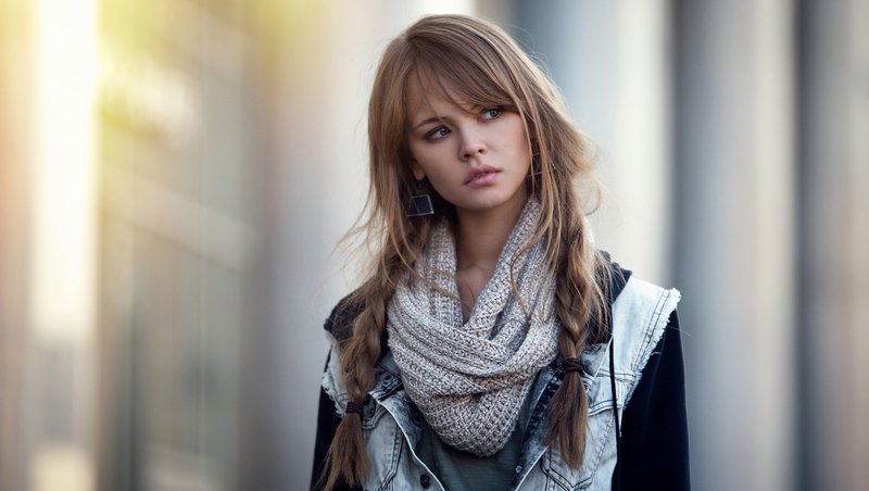 Fille avec une faux combiné avec une frange