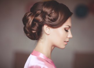 Fille avec une coiffure sur cheveux moyens