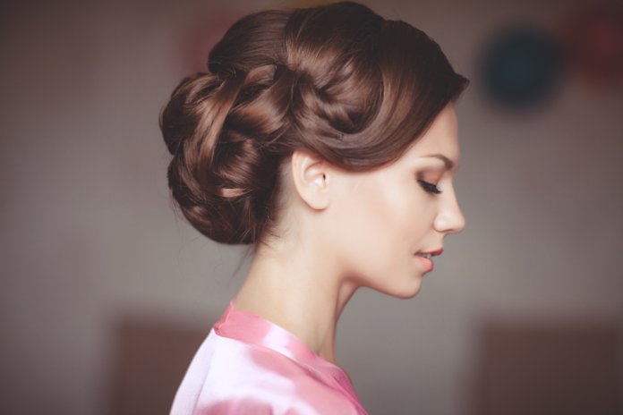 Fille avec une coiffure sur cheveux moyens