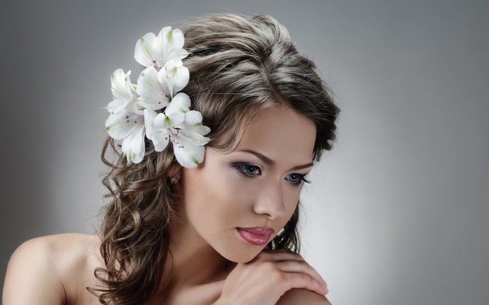 Fille avec une belle coiffure