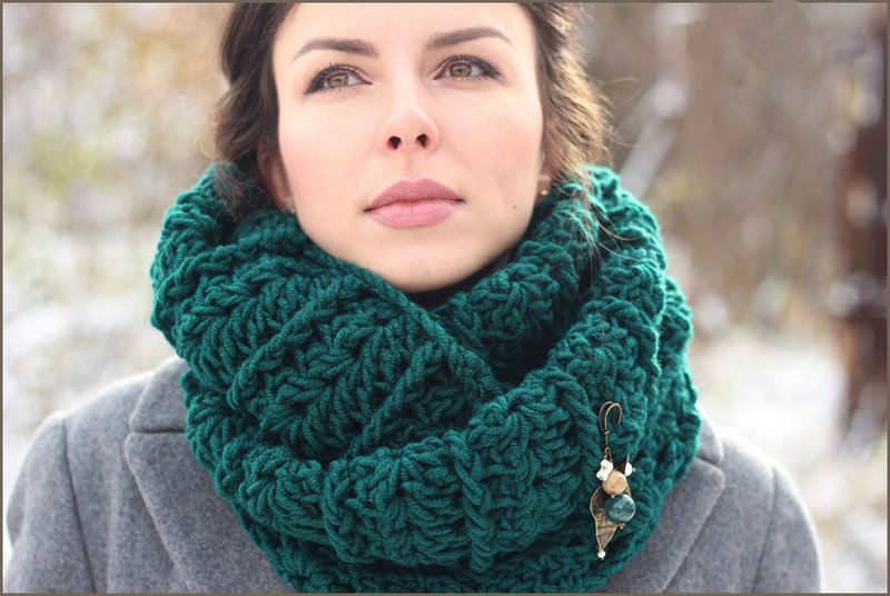 Fată într-un snood de eșarfă tricotată