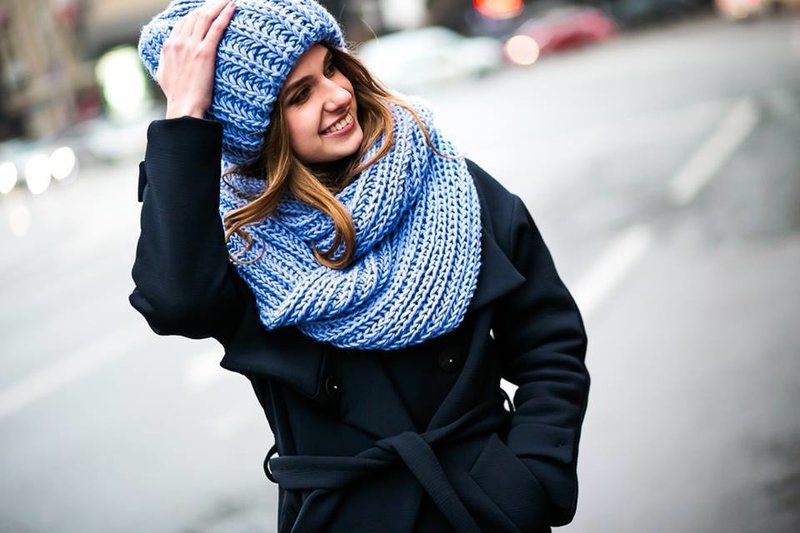 Snood feminin de culoare cerească