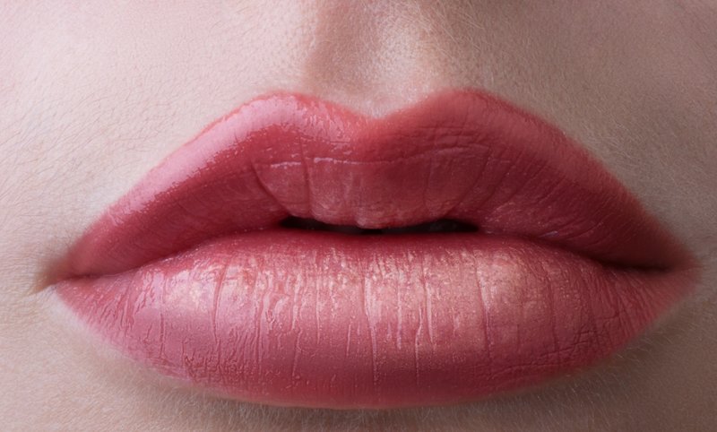 Lipcontour met bevedering