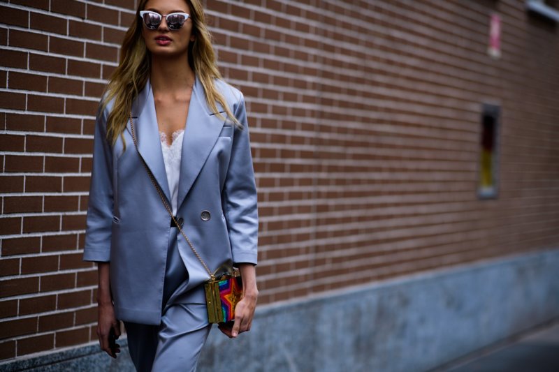 Fille élégante dans une veste