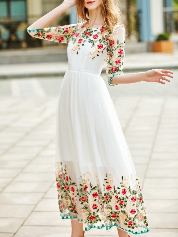 Robe avec broderie florale sur une grille