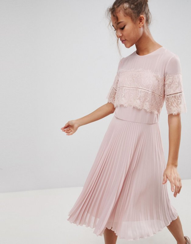 Robe rose pâle avec jupe plissée