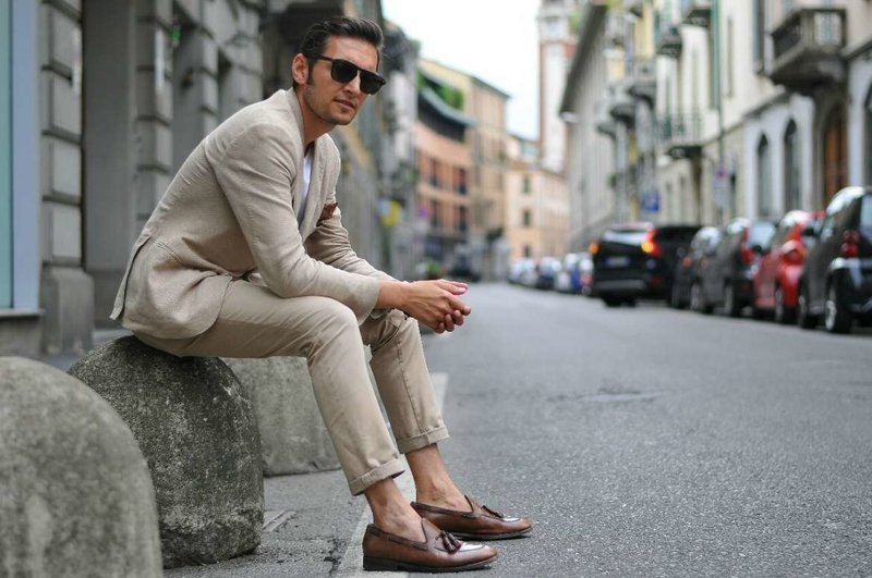 Look masculin élégant avec des mocassins