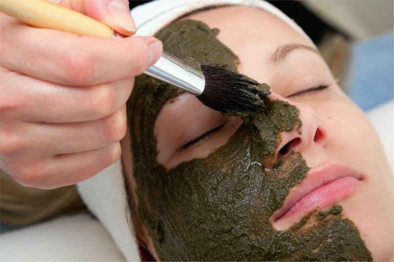 Een masker met kelp aanbrengen