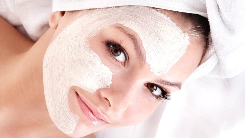 Procédure d'application du masque facial