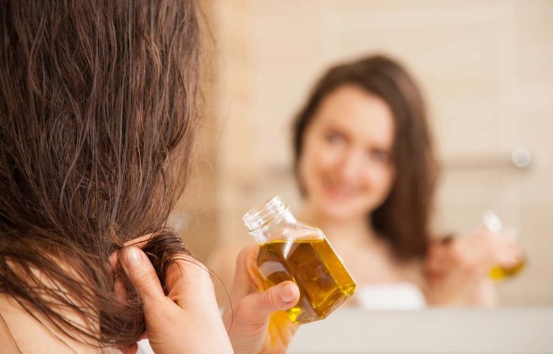 Een masker van eieren, honing en nicotine geeft het haar een natuurlijke glans