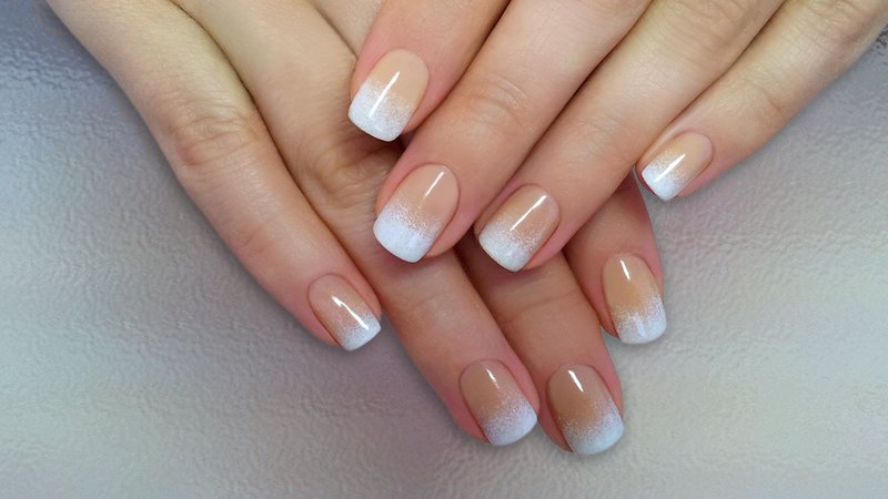 Lichtgradiënt in french manicure met gellak