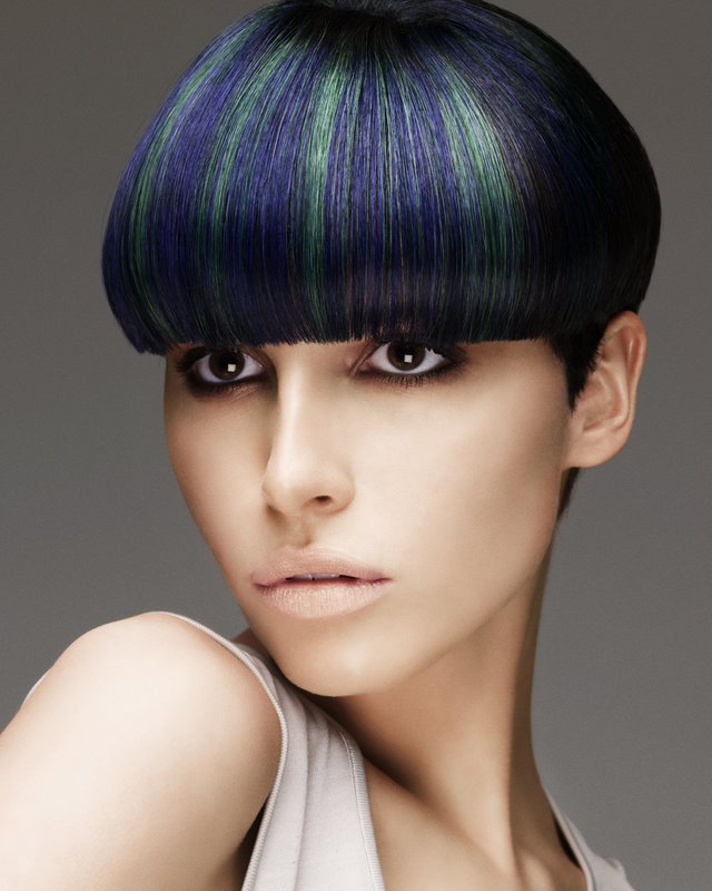 Fille avec un chapeau de coupe de cheveux et une frange droite