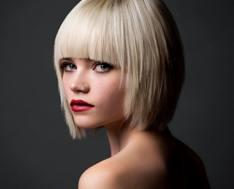 Fille aux cheveux courts avec une frange