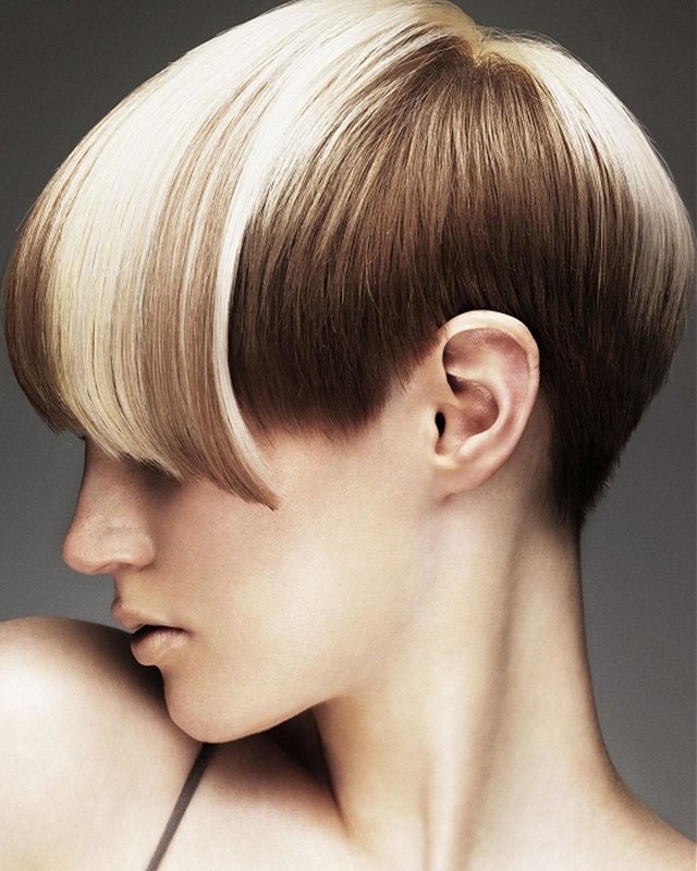 Fille avec un chapeau de coupe de cheveux et une frange allongée