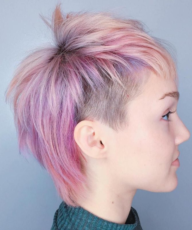 Fille avec une coupe de cheveux de lutin et un temple rasé