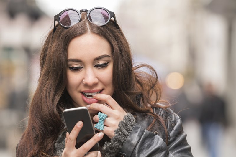 Nous commençons une conversation avec un gars sur les réseaux sociaux