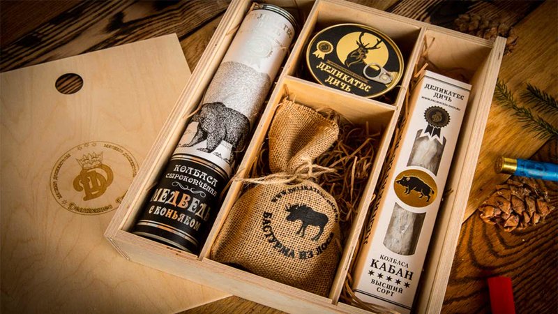 Houten doos met een reeks gepersonaliseerde delicatessen