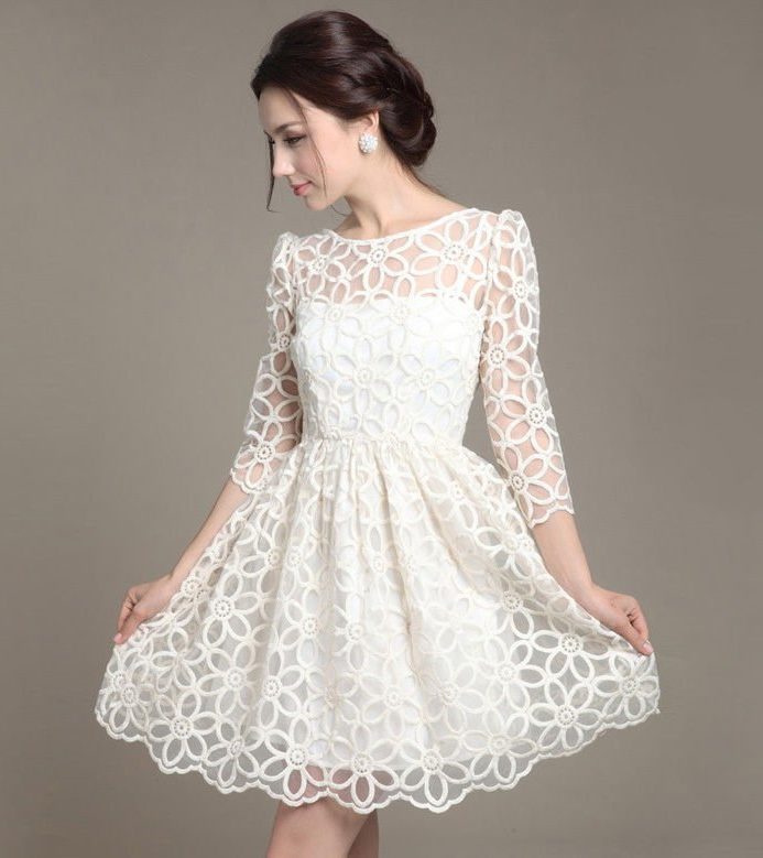 Robe blanche avec des éléments de dentelle