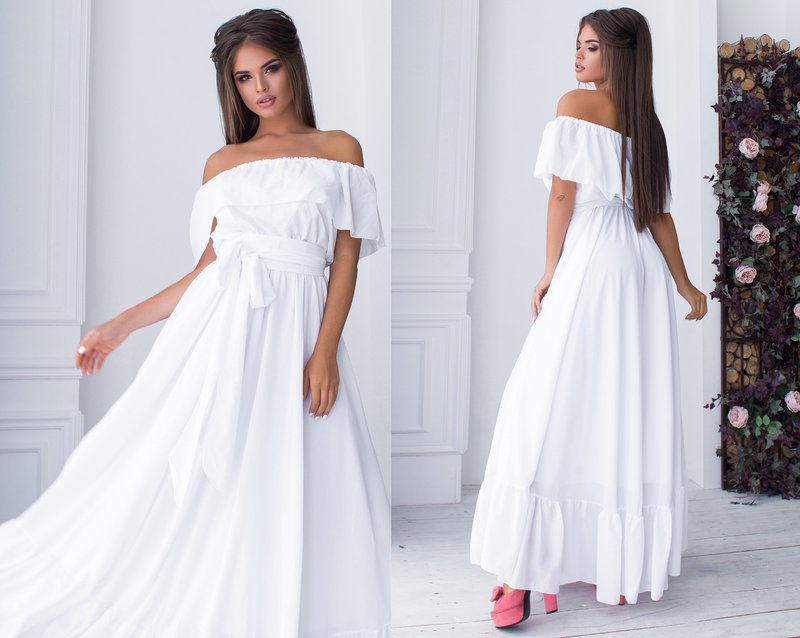 Robe blanche dans le sol d'une couverture gratuite