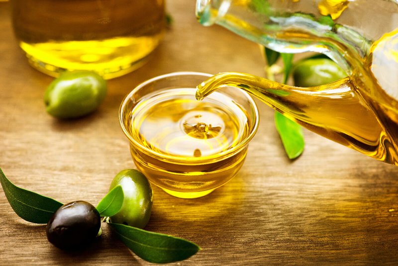 Ulei de jojoba într-un recipient transparent