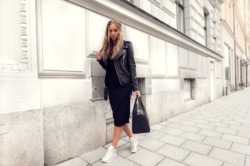 Modieuze look met witte sneakers