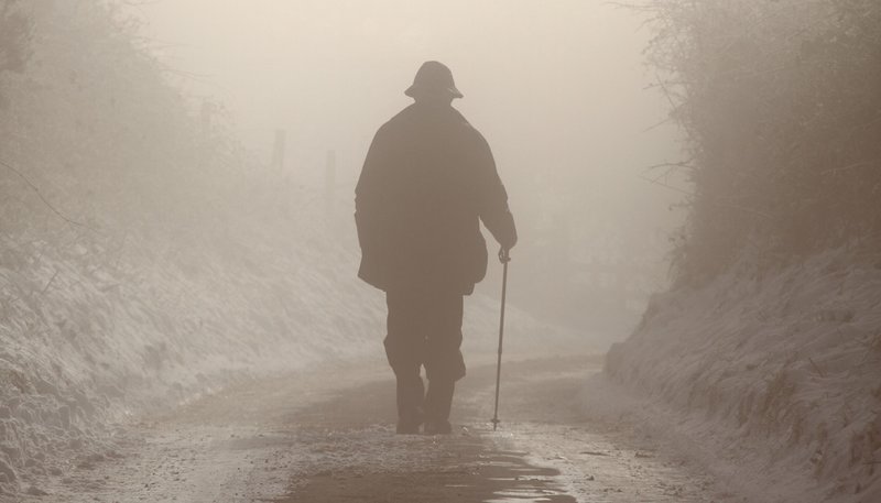 Man in de mist in een droom