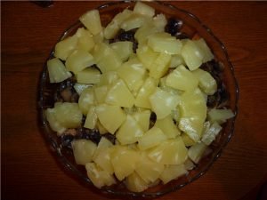 Salată cu pui, ciuperci și ananas cu curry