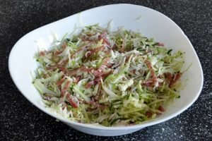 Salade met gerookte worst en komkommer