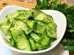 Rauwe courgette en rode uiensalade