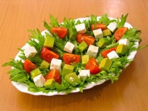 Salată de avocado cu tomate și feta