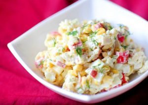 Salade aux bâtonnets de crabe et maïs