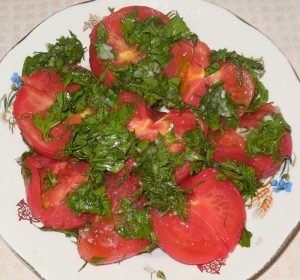 Tomates salées à l'ail et aux herbes