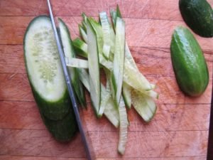 Salade met gerookte worst en komkommer