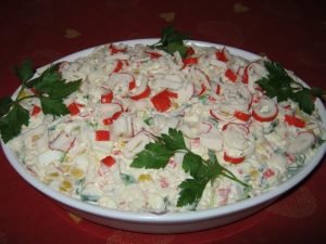 Salată cu bețe de crab