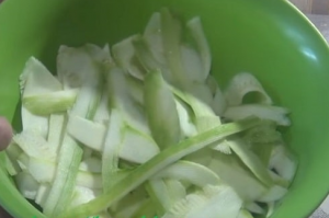 Rauwe courgette en rode uiensalade