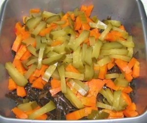 Salade de légumes aux algues et bâtonnets de crabe